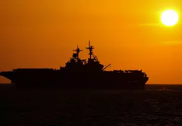 Flagowy okręt desantowy USS „Kearsarge” klasy ...