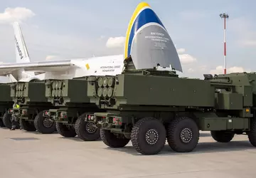 Ukraiński samolot AN-124 dostarcza pierwszy HIMARS ...