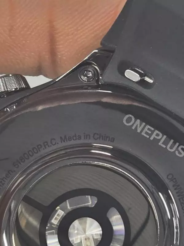 Z tyłu zegarka widnieje napis "Meda in China" zamiast "Made in China".