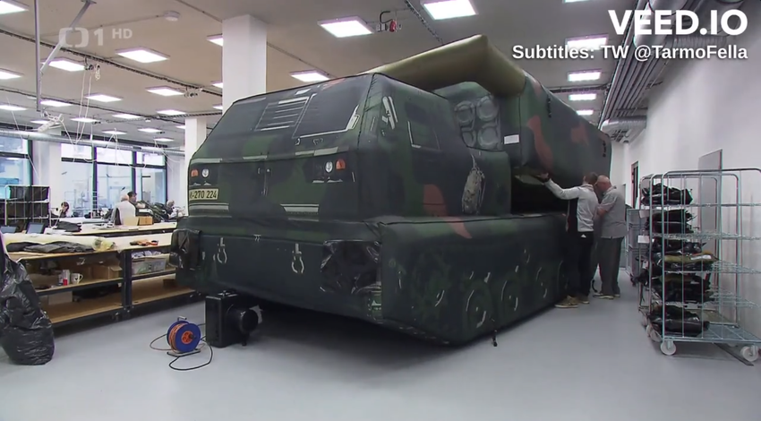 Reaktywny podstęp - Czechy wykonują dla ukraińskich sił zbrojnych gumowe M142 HIMARS i M270 MLRS, które wprowadzają wroga w błąd