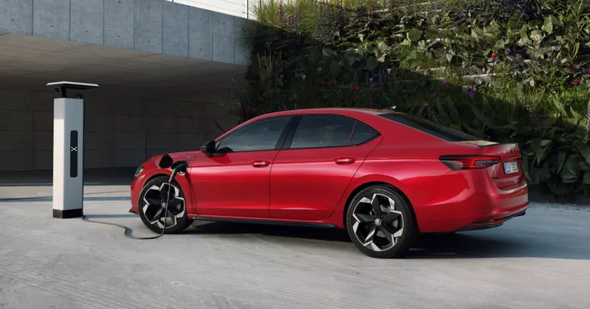 Skoda zaprezentowała hybrydę plug-in Superb Hatch iV: 120 km zasięgu na zasilaniu elektrycznym