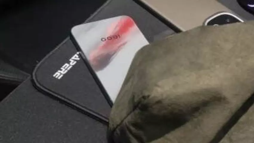 iQOO 15 otrzyma wyświetlacz rekordowej jasności 6000 nitów i trzy czujniki światła (+ pierwsze prawdziwe zdjęcia)