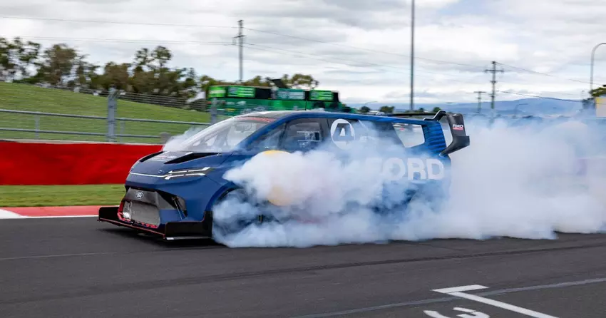 Ford Transit SuperVan 4.2 okazał się szybszy niż Mustang GTD na Nurburgringu