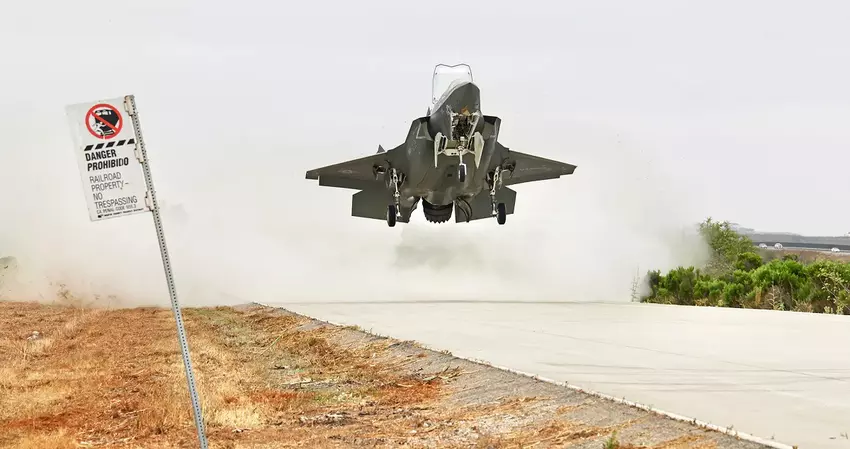 Myśliwiec F-35B Lightning II wylądował na autostradzie, uzupełnił paliwo, przezbroił się, zmienił pilota i odleciał - Korpus Piechoty Morskiej USA przygotowuje się do przyszłych wojen na Oceanie Spokojnym.