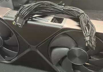 Zgłoszono pierwszy przypadek stopienia portu zasilania ...