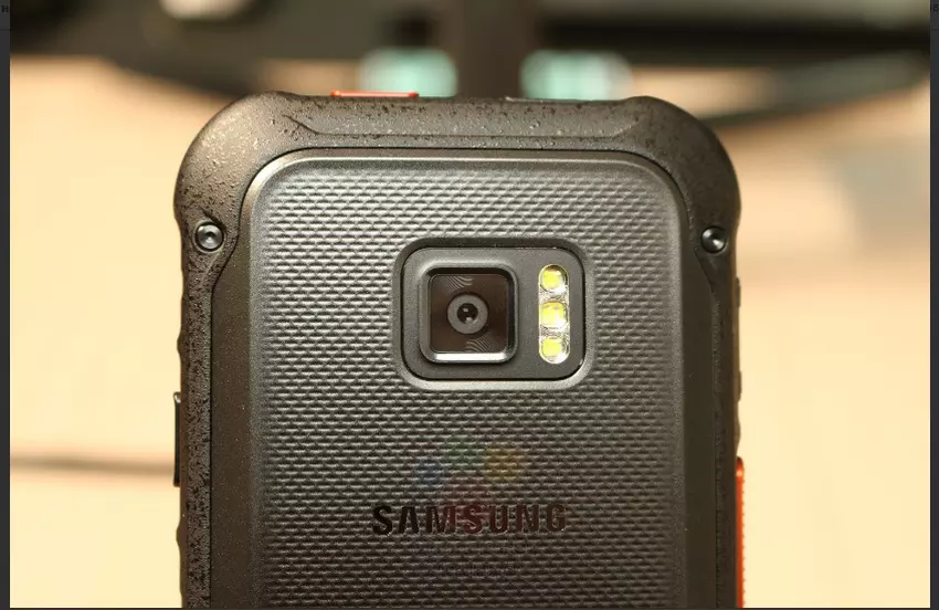 Samsung wyda smartfon dla policji ciężkich i ratowników