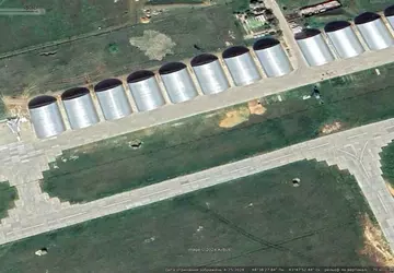 Rosja rozpoczęła pospieszną budowę hangarów, aby ...