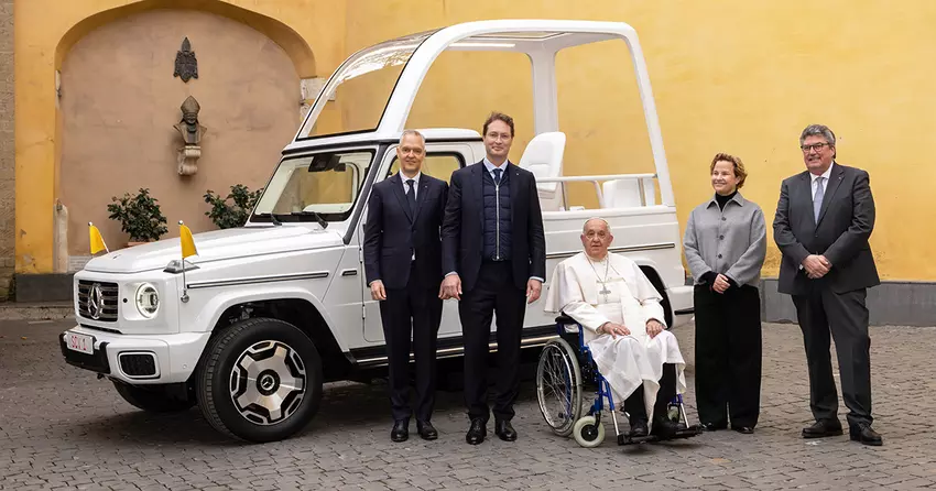Mercedes-Benz prezentuje papieżowi Franciszkowi elektryczny "papamobile" Klasy G