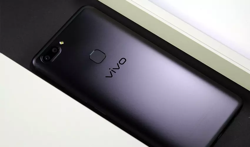 Bezramowa Vivo V9 pojawiła się na nowych zdjęciach