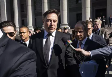 Elon Musk pozwa Apple i OpenAI ...