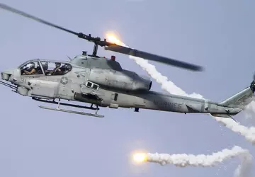 US Marine Corps sprzedaje śmigłowce AH-1W ...