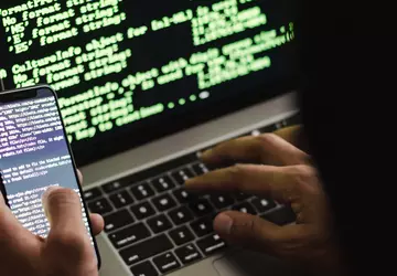 ...i wypuszcza psy wojny: Apple pozywa ...