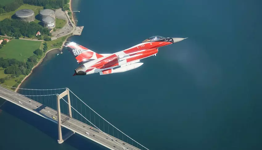 Amerykański myśliwiec F-16 Fighting Falcon był już na Ukrainie i pomyślnie wylądował na lotnisku