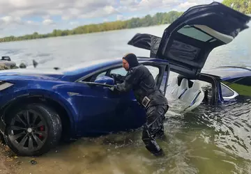 Właściciel Tesli Model X podniósł elektryczny ...