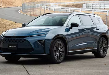 Toyota zaprezentowała w Japonii kombi Crown ...