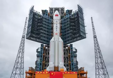 Ogromna chińska rakieta niekontrolowanie spada na ...