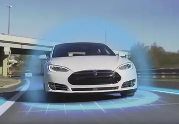 Kierowca Tesli zabił motocyklistę podczas korzystania ...