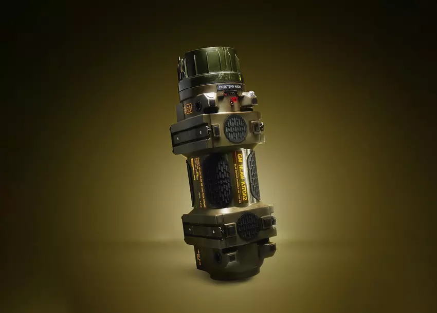 Ukraiński konstruktor pokazuje głośnik w obudowie szwedzko-brytyjskiego systemu obrony przeciwrakietowej NLAW