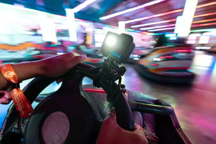 GoPro Lit Hero na kierownicy. Ilustracja: GoPro