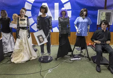 Roboty AI przemawiają na konferencji prasowej ...