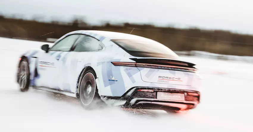 Porsche Taycan GTS ustanawia nowy rekord świata: 17,5 kilometra driftu na lodzie