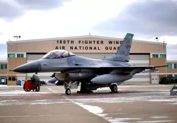 W Stanach Zjednoczonych myśliwiec F-16 Fighting ...