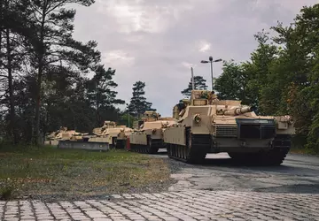 USA pokazuje czołgi Abrams M1A1 do ...