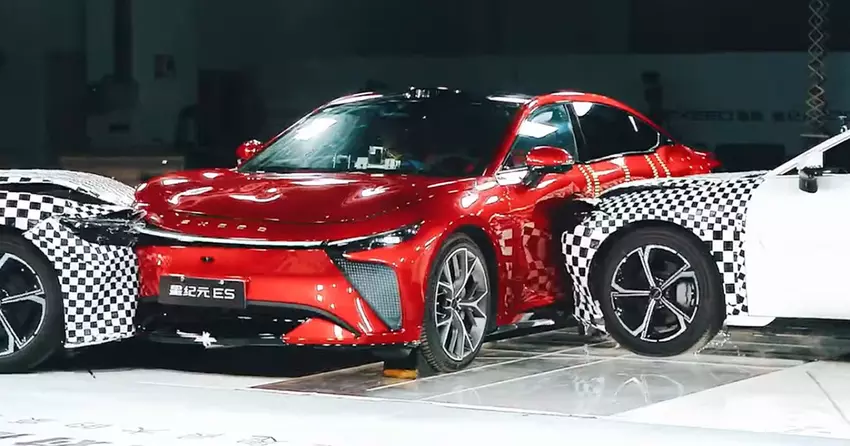 Test zderzeniowy Chery: co się stało, gdy dwa samochody uderzyły w samochód elektryczny przy prędkości 60 km/h?