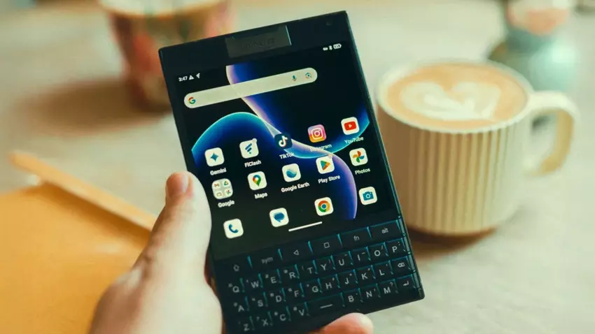 Nostalgia na maksymalnym poziomie: zaprezentowano kwadratowy smartfon Titan 2 z fizyczną klawiaturą QWERTY, inspirowaną klasyką BlackBerry