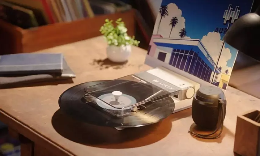 Toshiba zaprezentowała przenośny odtwarzacz płyt winylowych Aurex AX-RP10, który umożliwia słuchanie muzyki gdziekolwiek