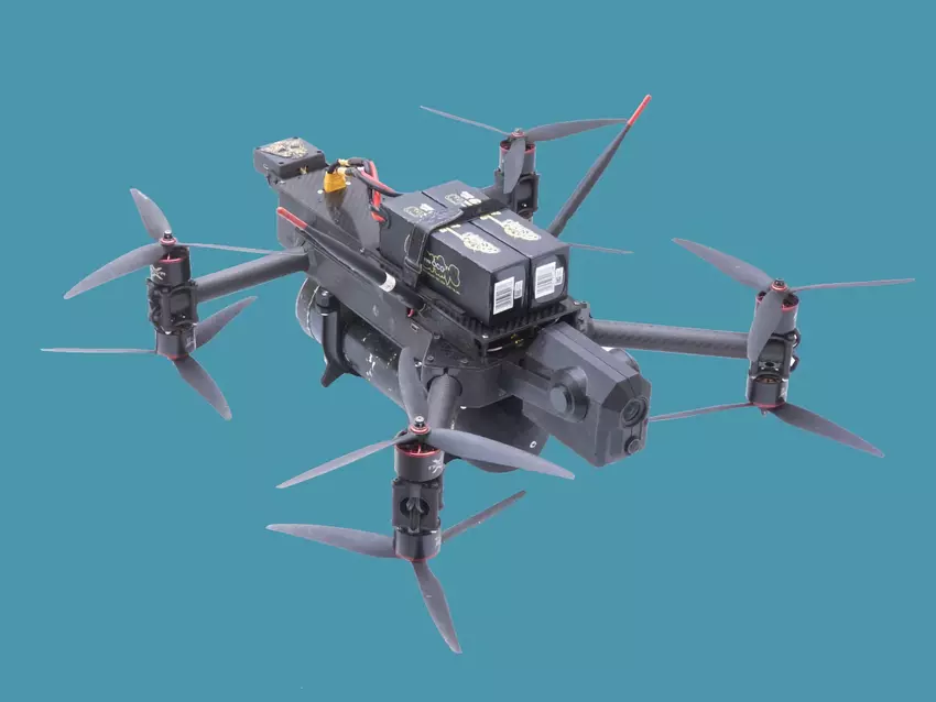 Ukraina stworzyła kompaktowego drona atakującego SkyKnight 2 ze sztuczną inteligencją, który może oprzeć się wojnie elektronicznej i działom przeciwdronowym.