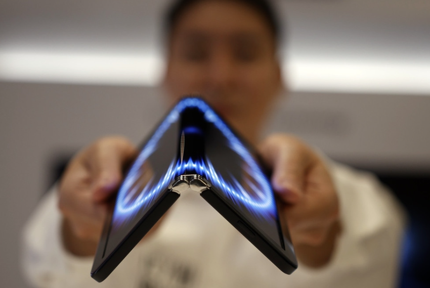 LG wprowadza zginane panele dla laptopów i smartfonów wraz z nowymi wyświetlaczami dla samochodów