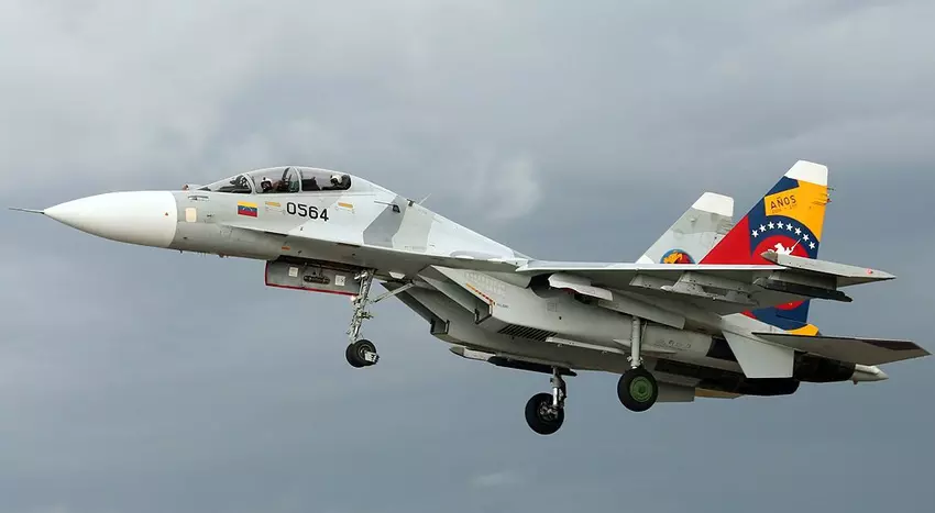 Kosztujący 40 milionów dolarów rosyjski myśliwiec Su-30MK2B rozbił się w Wenezueli po zderzeniu ze stadem ptaków.