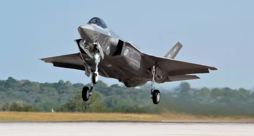 Republika Czeska, po zamówieniu F-35 Lightning II, zdecydowała się na utworzenie centrum szkolenia pilotów myśliwców piątej generacji