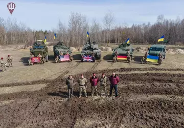 Ukraińscy spadochroniarze otrzymują brytyjskie czołgi Challenger ...