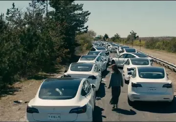 Reakcja Ilona Muska na scenę wypadku ...