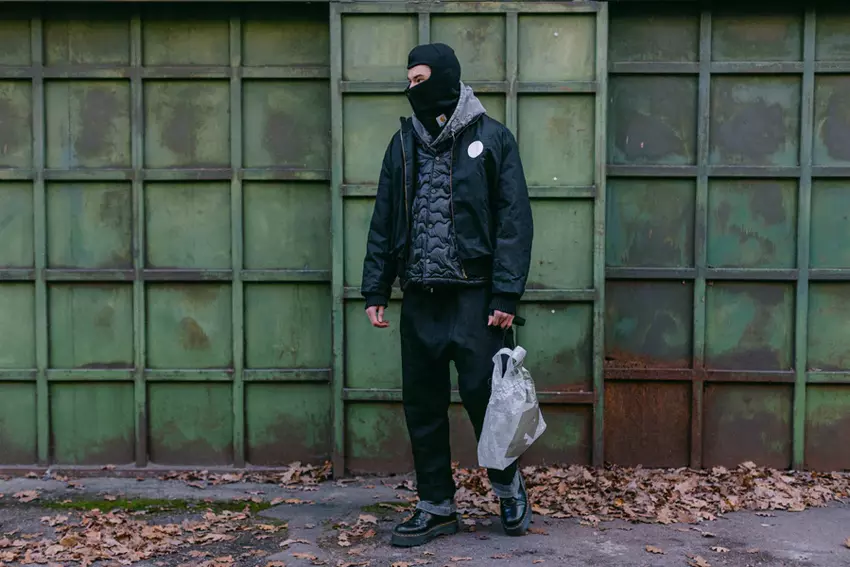 Chwila piękna: twórcy Disco Elysium zaprezentowali torbę w kształcie torebki głównego bohatera gry