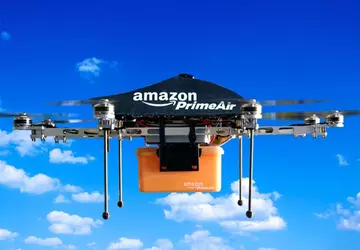 Amazon uruchamia dostawę dronem w Kalifornii
