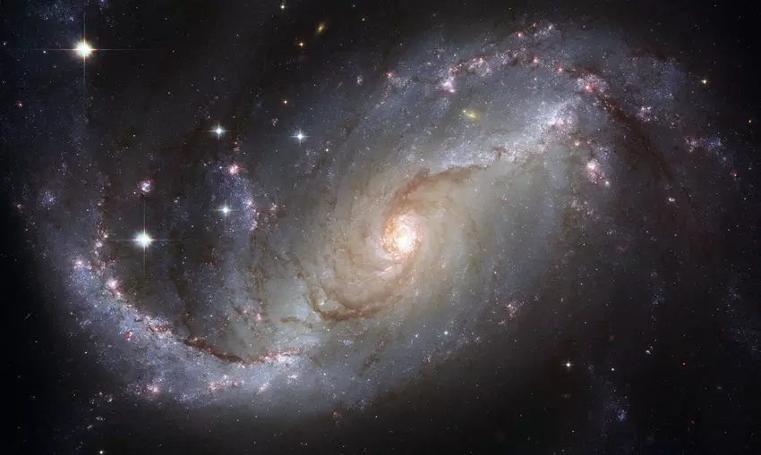 Naukowcy ponownie przeanalizowali obaloną hipotezę starzenia się światła, która sugeruje, że wszechświat istnieje od prawie 27 miliardów lat