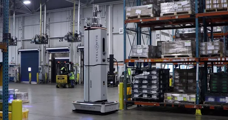 Stellantis wdraża roboty magazynowe w fabrykach ...