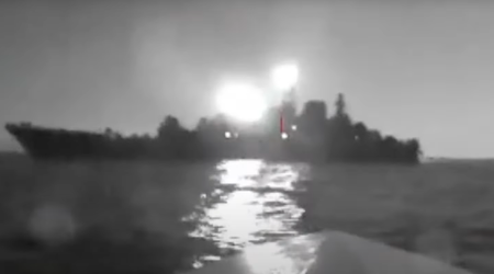 W sieci pojawiło się nagranie z morskiego drona, który zaatakował duży rosyjski okręt desantowy Olenegorsk Miner