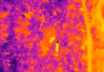 Dron, kamera z kamerą termowizyjną i ...