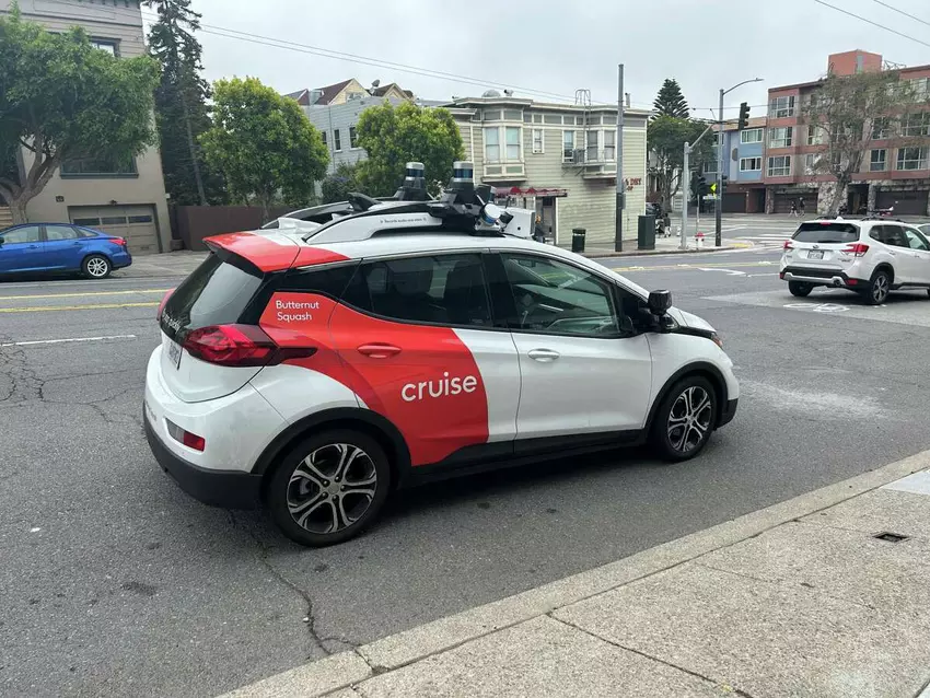 Strażacy w San Francisco obwinili dwa roboty Cruise za zablokowanie karetki przewożącej pacjenta, który później zmarł.