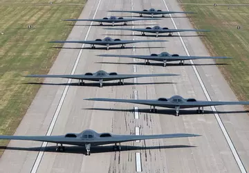 Naprawa dwóch bombowców atomowych B-2 Spirit ...