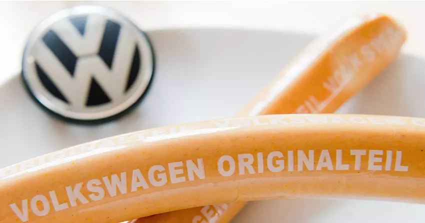 VW sprzedaje więcej kiełbasek niż samochodów: rekordowy rok dla marki Currywurst