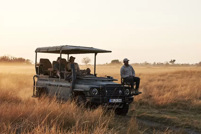 Ineos zaprezentował Grenadier Game Viewer — terenowy samochód w stylu safari z miękkim dachem