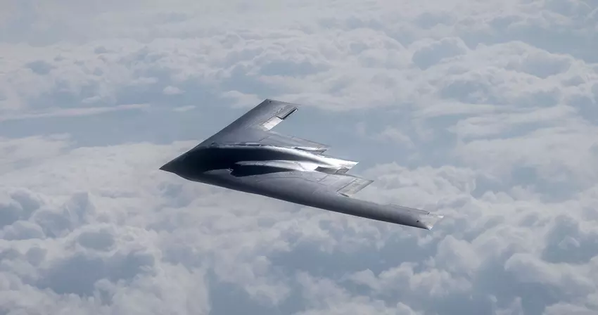 Bombowiec nuklearny B-2 Spirit wykonał treningową misję uderzeniową, przelatując krytycznie blisko bieguna północnego podczas lotu z Islandii na Alaskę