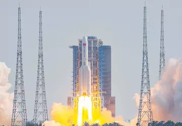 Odłamki gigantycznej chińskiej rakiety Długi Marsz ...