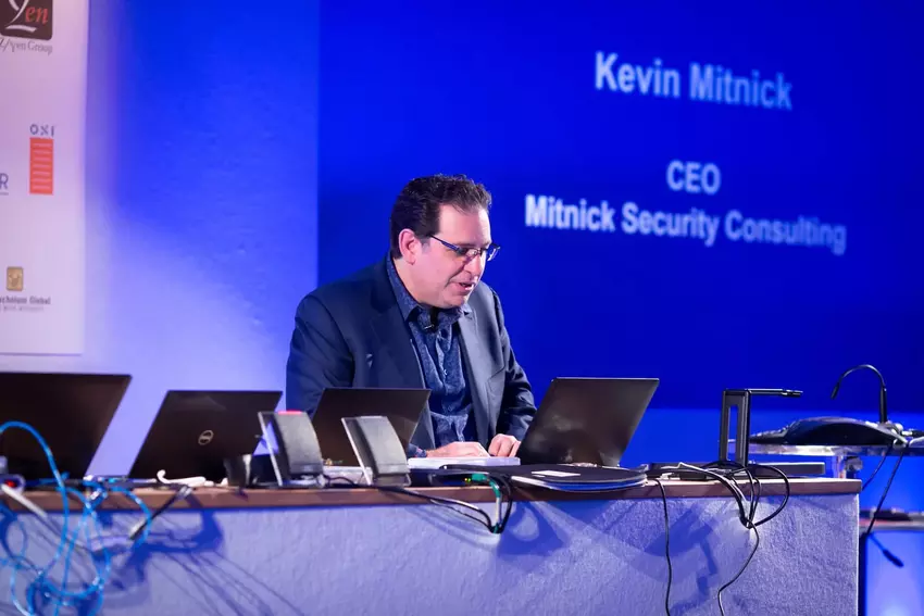 Kevin Mitnick wygłasza przemówienie podczas wydarzenia "Cyber Intrusion