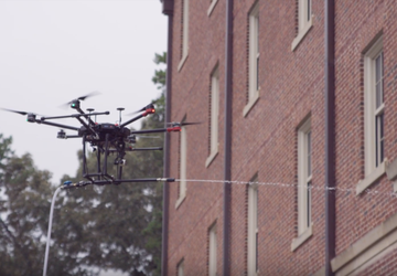 Zamiast załogi roboczej: inteligentny dron myje ...